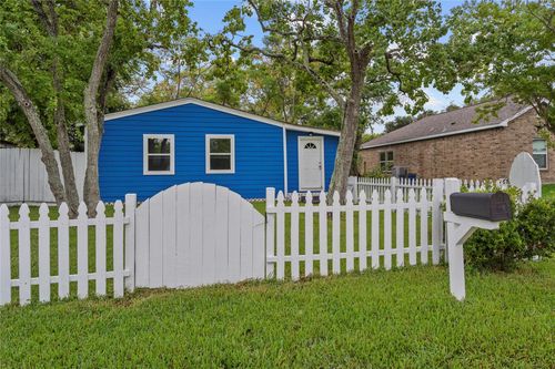 1101 8th Ave N, Texas City, TX, 77590-7402 | Card Image