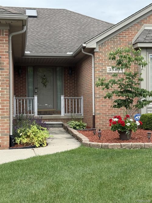 35851 Ireneus Dr, New Baltimore, MI, 48047-5522 | Card Image