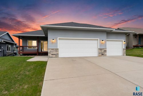 1208 N Broken Bow Ave, Sioux Falls, SD, 57103-7060 | Card Image