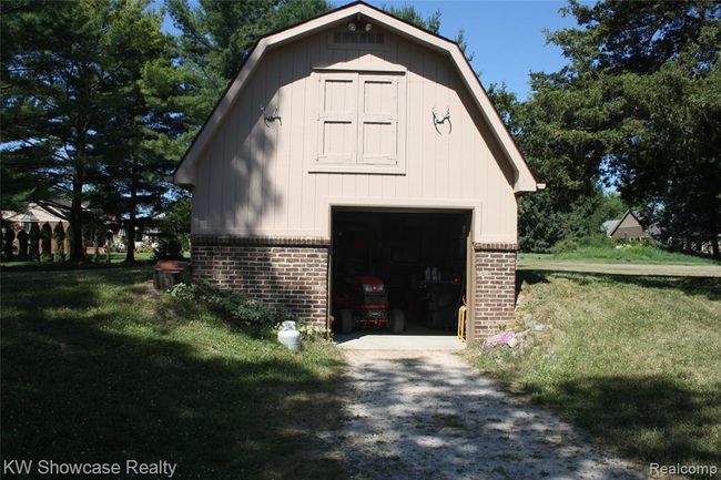 Two level pole barn, with a whole house generator that stays with the home. | Image 56