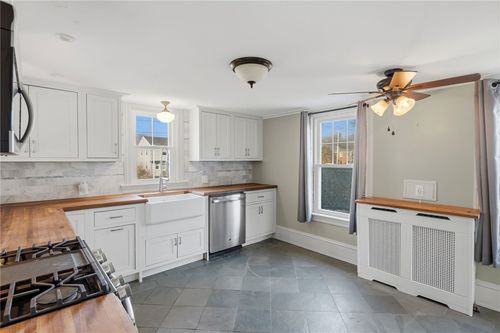 493 Turnpike Ave, Portsmouth, RI, 02871-1516 | Card Image