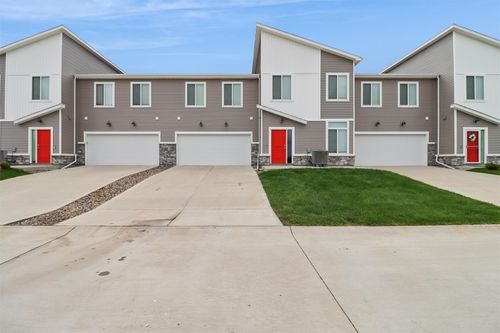 9574 Crowning Dr, West Des Moines, IA, 50266-5053 | Card Image