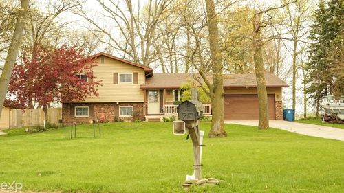 695 Knodt Rd, Essexville, MI, 48732-9785 | Card Image