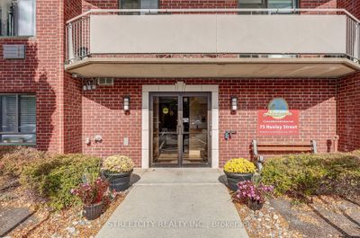 202 - 75 Huxley St, Condo with 2 bedrooms, 1 bathrooms and 1 parking in London ON | Image 2