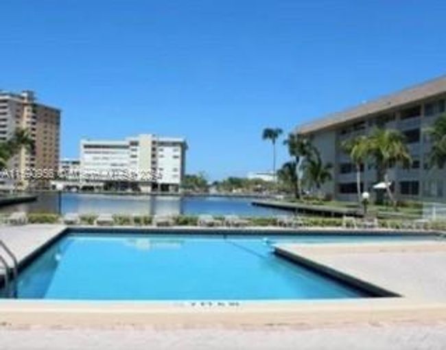 110 - 1893 S Ocean Dr, Condo with 1 bedrooms, 1 bathrooms and null parking in Hallandale Beach FL | Image 1