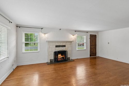 225 North St, Boerne, TX, 78006-1633 | Card Image