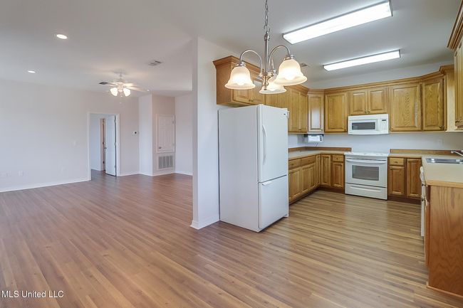 Apartment kitchen/living | Image 58