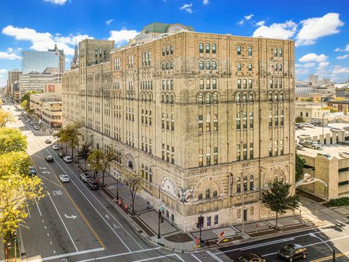 270 E Highland Ave, MILWAUKEE, WI, 53202-6635 | Card Image