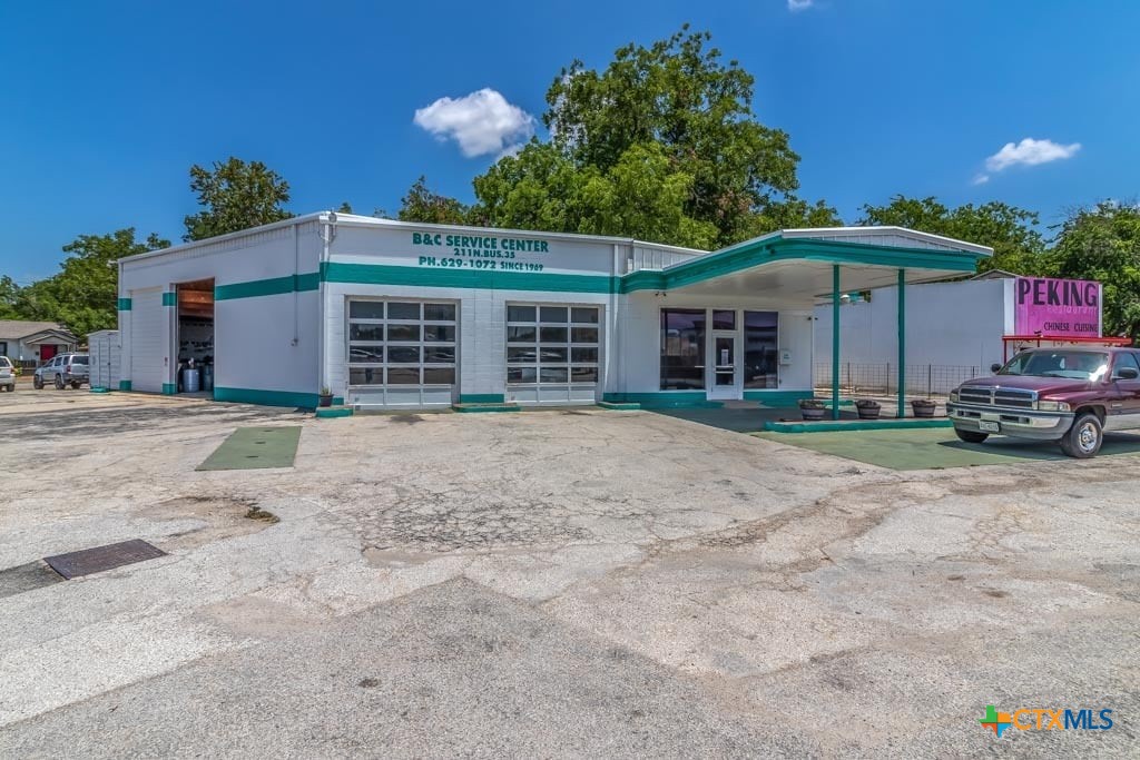 211 N Business Ih 35, New Braunfels, TX 78130