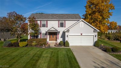 View of front of property featuring a front lawn | Image 1