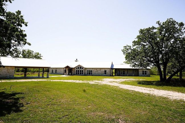 5411 N State Highway 95, Home with 3 bedrooms, 4 bathrooms and 2 parking in Flatonia TX | Image 4