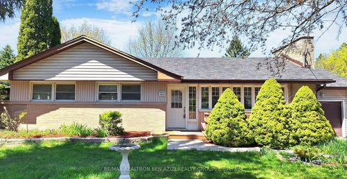 49 Don Mor Dr, Newmarket, ON, L3Y1G8 | Card Image