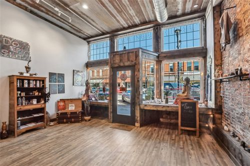 807 12th St, Belle Plaine, IA, 52208-1703 | Card Image