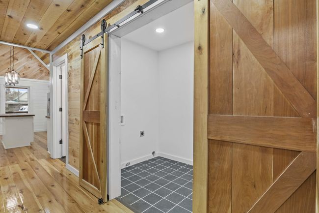 slider door leading to laundry room | Image 16