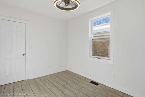 3002 Wesley Ave, Berwyn, IL, 60402-3135 | Card Image