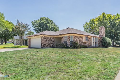 2134 Reverchon Dr, Arlington, TX, 76017-4566 | Card Image