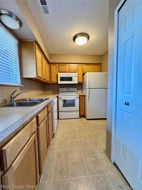 145-1579 Oneil Cir, Rochester Hills, MI, 48307-5655 | Card Image
