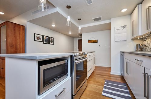 4gn-3930 Grand Ave, Des Moines, IA, 50312-3519 | Card Image