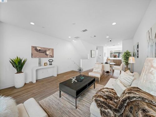 2309 Myrtle St, Oakland, CA, 94607-2744 | Card Image