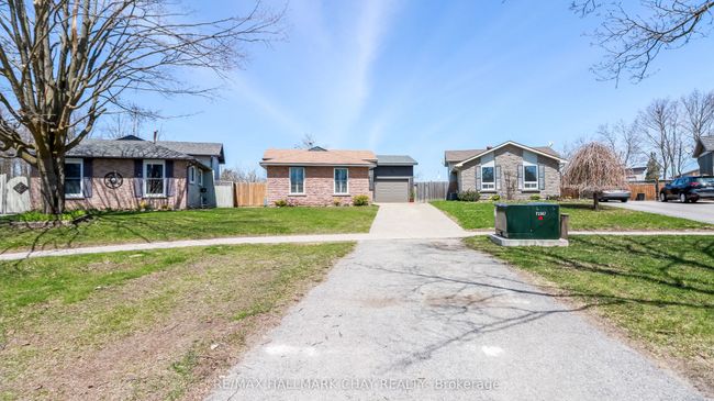 51 Christie Cres, House other with 4 bedrooms, 2 bathrooms and 4 parking in Barrie ON | Image 4