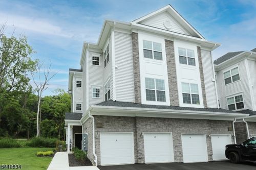 71 Veterans Way, Morris Plains, NJ, 07950-2474 | Card Image