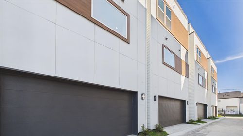 2419 Harrington St, Houston, TX, 77026-7323 | Card Image