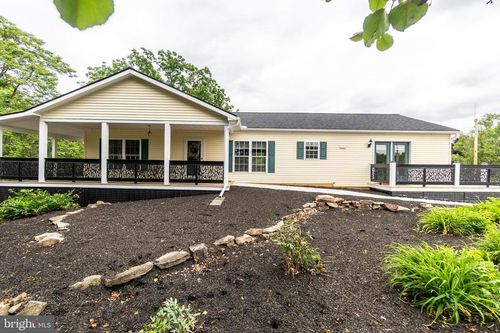 304 Crystal Creek Xing, Abbottstown, PA, 17301-9086 | Card Image