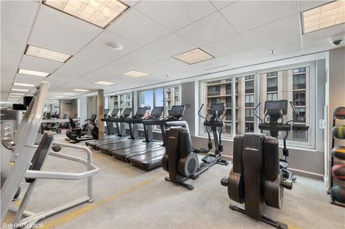 apt-40d-33 Ontario St, Chicago, IL, 60654-7772 | Card Image
