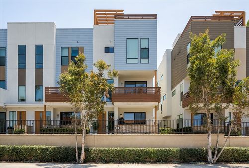687 W 17th St, Costa Mesa, CA, 92627-5217 | Card Image