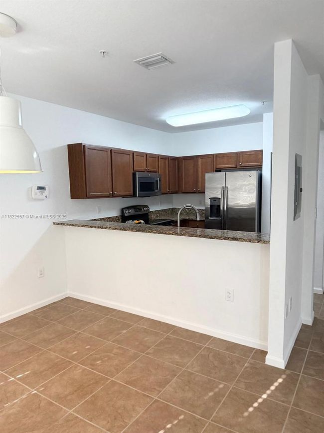 APT-213 - 8900 Nw 97 Th Ave, Condo with 3 bedrooms, 3 bathrooms and null parking in Medley FL | Image 4
