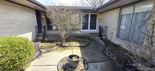 22411 Twyckingham Way, Southfield, MI, 48034-2135 | Card Image