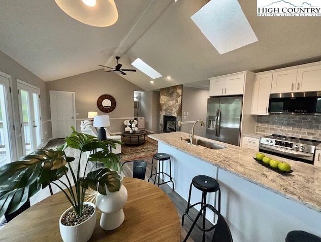 101 - 30 Village Rd, Townhouse with 2 bedrooms, 2 bathrooms and null parking in Roaring Gap NC | Image 8