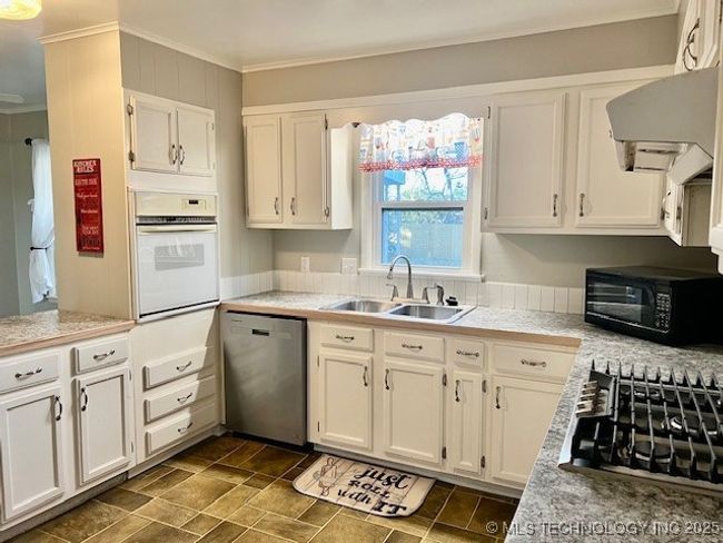 Another kitchen view | Image 17