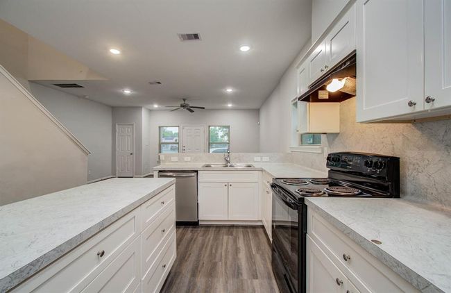 B - 8718 Scott St, Home with 6 bedrooms, 4 bathrooms and null parking in Houston TX | Image 7