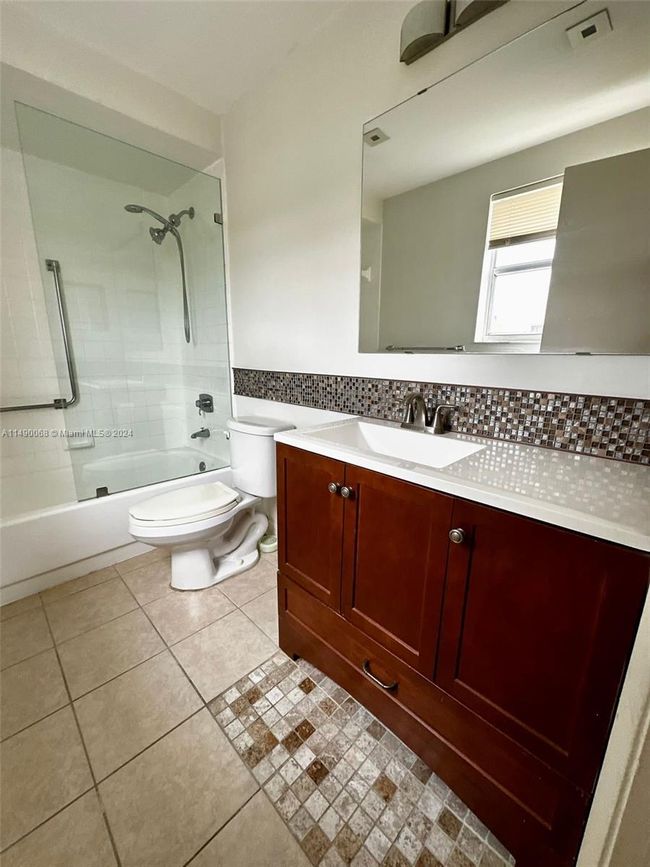 APT-5N - 480 Executive Center Dr, Condo with 2 bedrooms, 2 bathrooms and null parking in West Palm Beach FL | Image 8