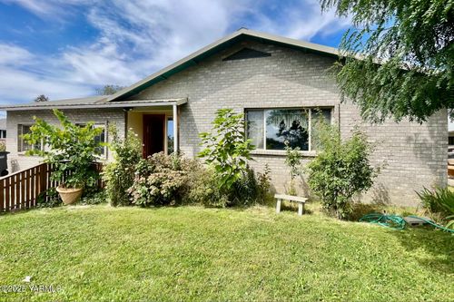 202 Ann St, Zillah, WA, 98953-9402 | Card Image