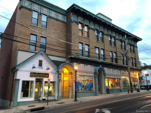 2-e-303 Main Street, North Hempstead, NY, 11050 | Card Image