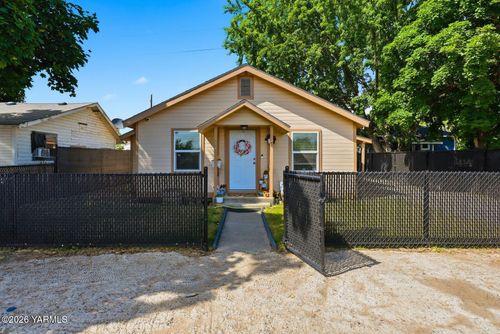 114 E C St, Wapato, WA, 98951-1011 | Card Image