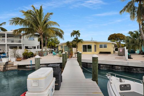 18 Man O War Dr, Marathon, FL, 33050-3940 | Card Image
