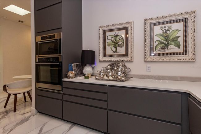 Plenty or counter space | Image 12