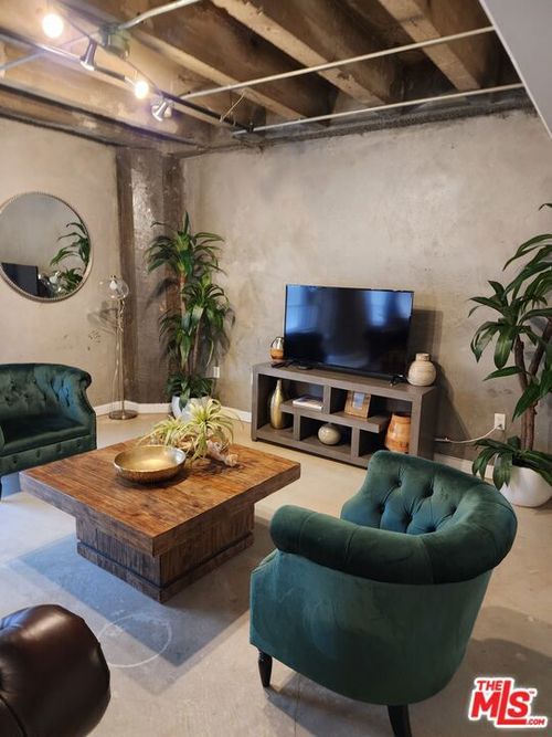 203-711 S Olive Street, Los Angeles, CA, 90014 | Card Image
