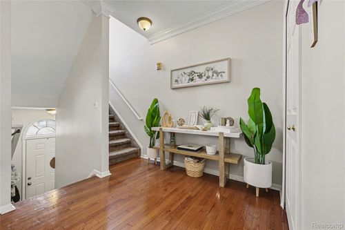 42843 Richmond Dr, Sterling Heights, MI, 48313-2945 | Card Image