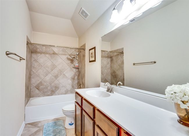 Jack and jill style bathroom. | Image 19