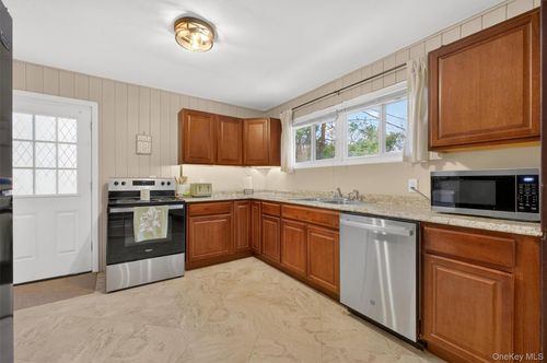 44 Legion Rd, Poughkeepsie, NY, 12601-1109 | Card Image