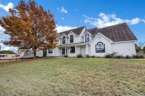 616 Green Oak Dr, Pipe Creek, TX, 78063-5801 | Card Image