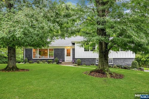 9 Crestview Ct, Montclair, NJ, 07042-1701 | Card Image