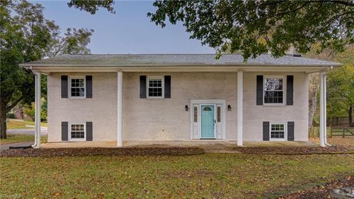 8140 Vance Rd, Kernersville, NC, 27284-9262 | Card Image