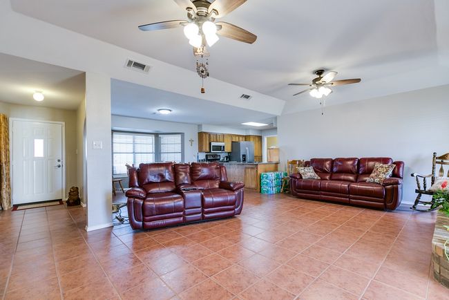 Living Area | Image 7