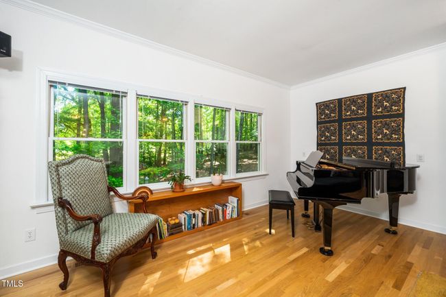 Windows across the back | Image 15