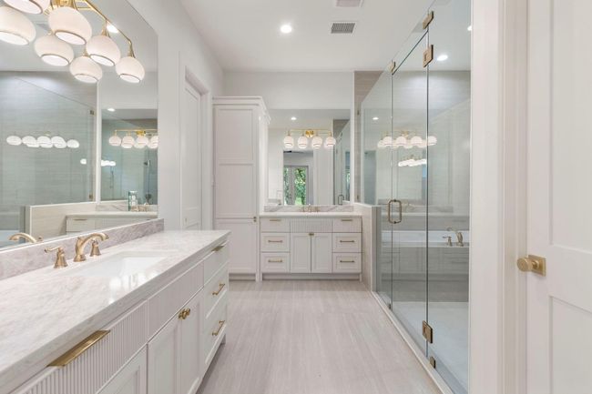 Stunning spa like ensuite primary bath! | Image 14